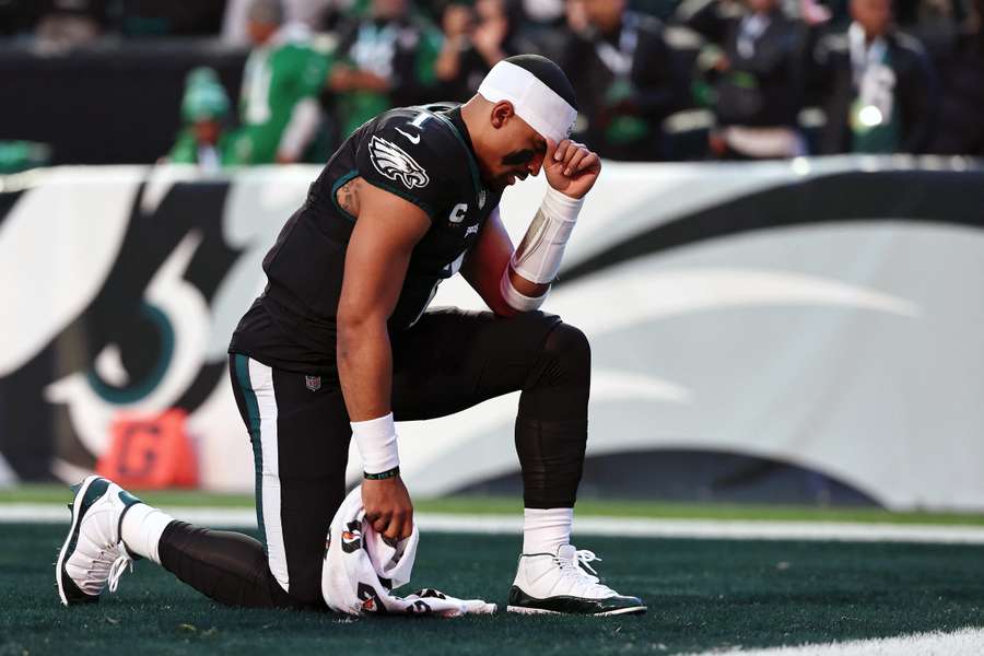 Eagles QB Hurts bidt voor de wedstrijd tegen de Giants