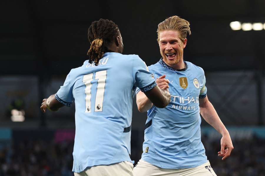 De Bruyne y Doku celebran el gol del primero