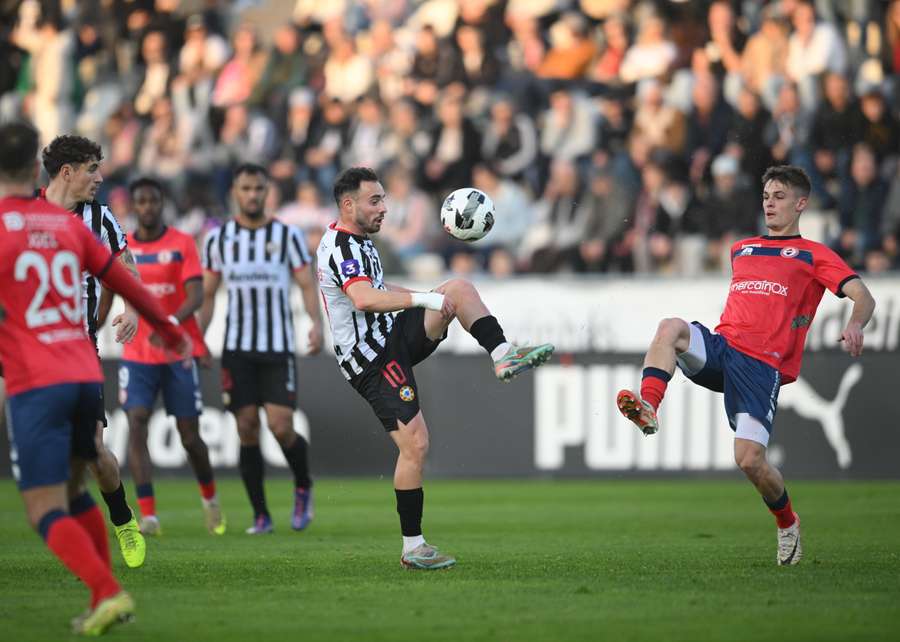 Varzim venceu o Trofense por 2-0