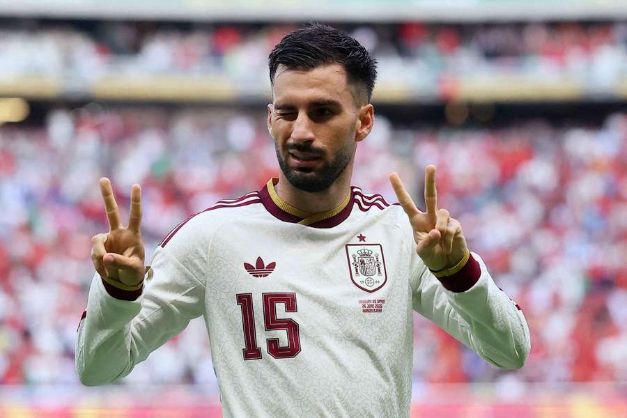 Álex Baena celebra su gol