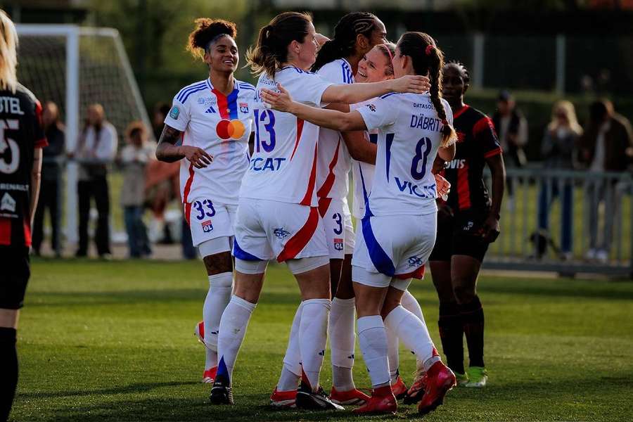 Jogadores do Lyon comemoram a vitória sobre o FC Fleury 91