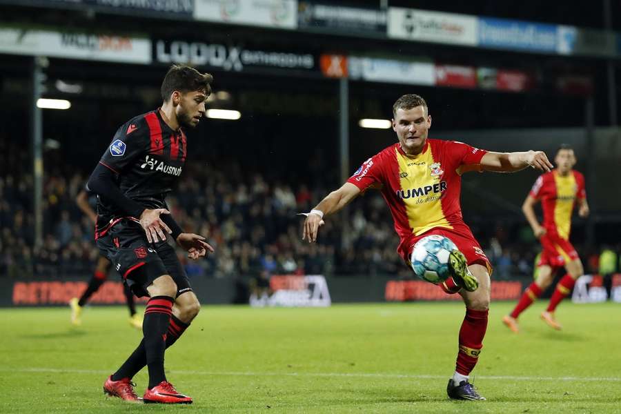 Antoine Colassin van Heerenveen in actie in de uitwedstrijd tegen Go Ahead, eerder dit seizoen