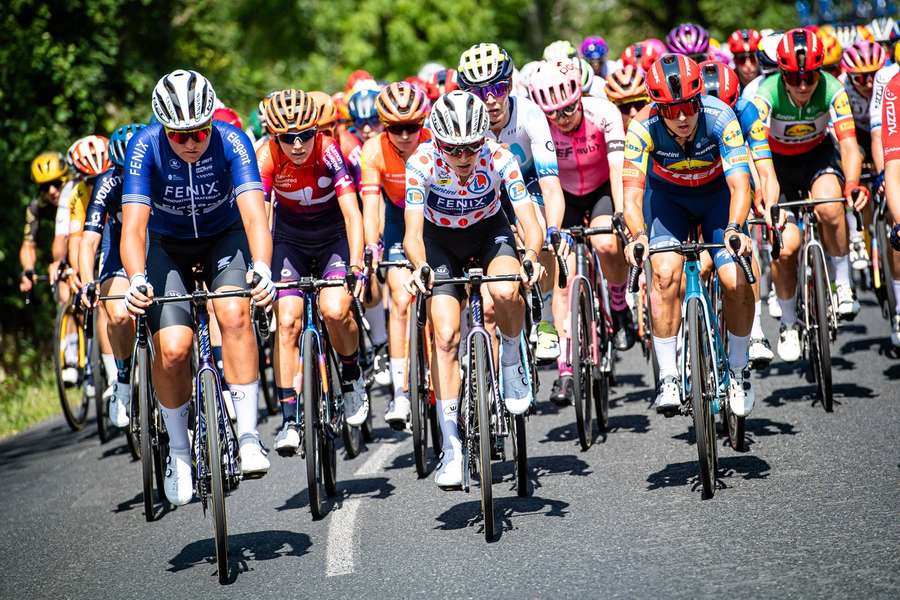 Yara Kastelijn in de bolletjestrui voorin het peloton in de etappe van dinsdag