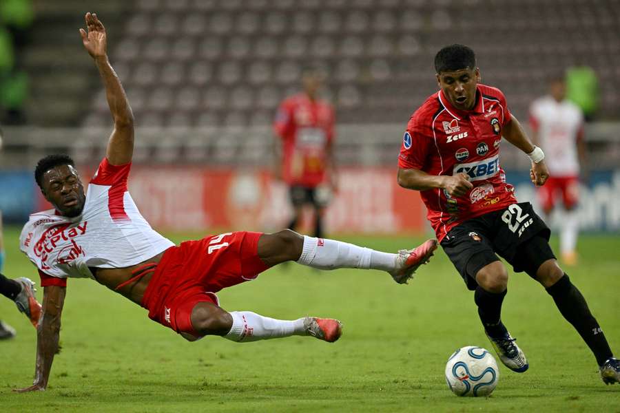 Santa Fe derrotó a Caracas Santa Fe derrotó a Caracas