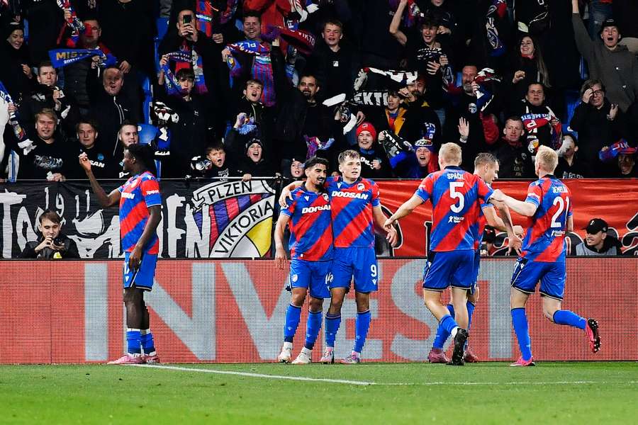 Miliardář Strnad může koupit fotbalovou Plzeň. Miliardář Strnad může koupit fotbalovou Plzeň.