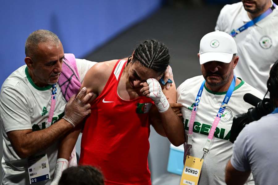 Imane Khelif foi às lágrimas após a vitória no combate deste sábado