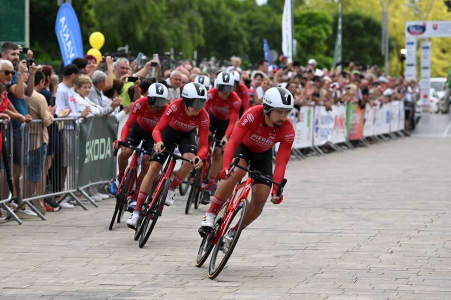 Peter Sagan na čele vláčiku tímu Pierre Baguette Cycling.