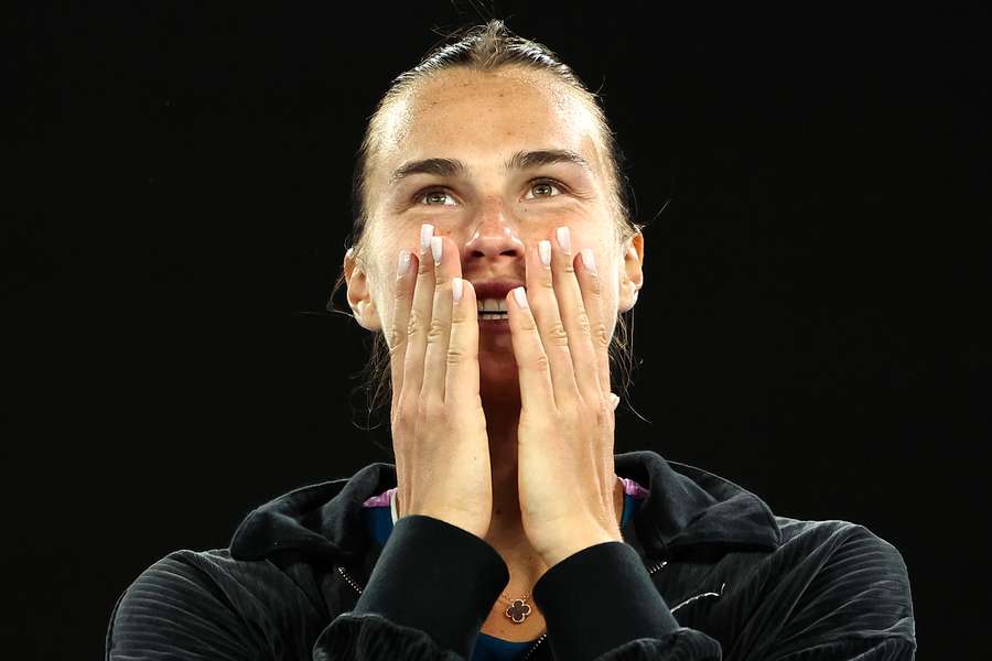 Eine ergriffene Aryna Sabalenka nach dem Einzug ins Finale der Australian Open in Melbourne.