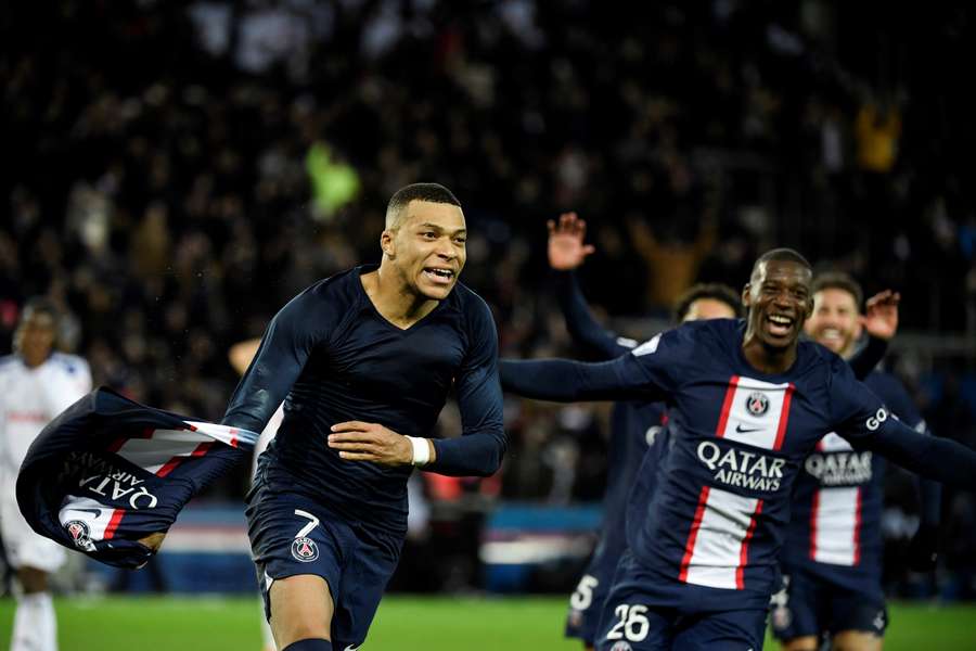 Mbappé salvou o PSG no fim do jogo contra o Strasbourg
