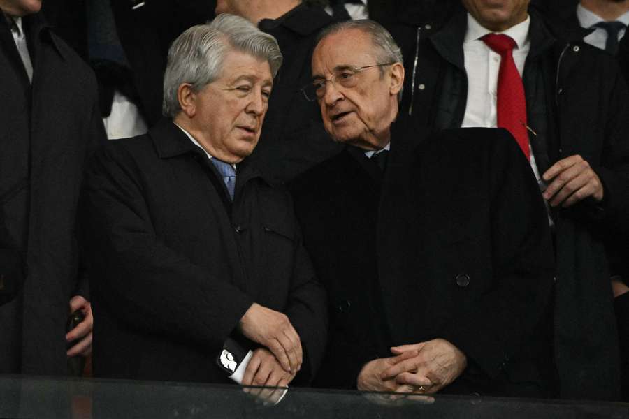 Prezes Atletico Enrique Cerezo (L) rozmawia ze swoim odpowiednikiem z Realu Madryt Florentino Perezem