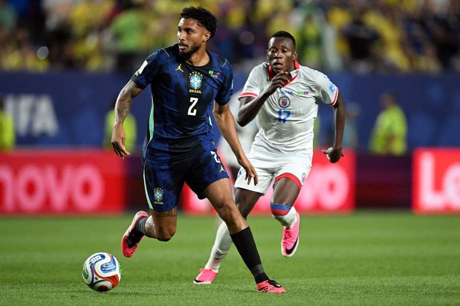 Éderson em ação pelo Brasil diante do Haiti Éderson em ação pelo Brasil diante do Haiti