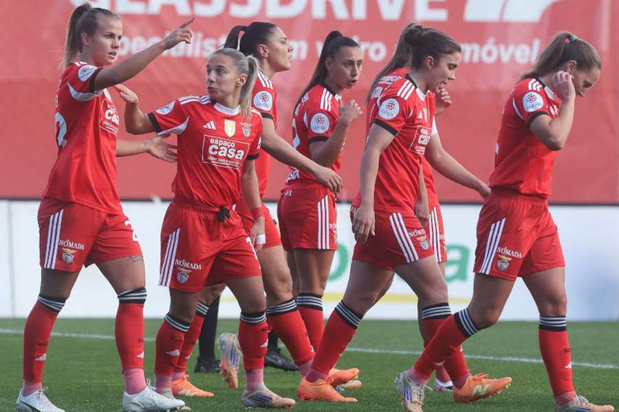 Benfica lidera já com sete pontos de vantagem para o Sporting Benfica lidera já com sete pontos de vantagem para o Sporting