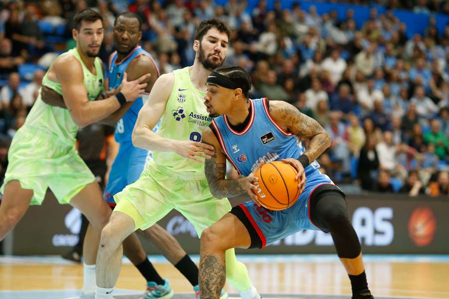 Jordan Davis, defendido por Brizuela durante un partido ante el Barça
