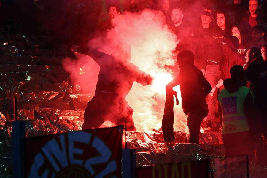 Gli scontri tra tifosi nel corso del derby di novembre