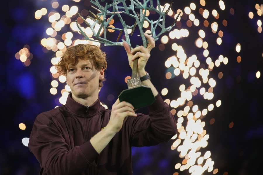 Jannik Sinner pokonał Augera-Aliassime'a w finale w Paryżu i wraca na szczyt rankingu