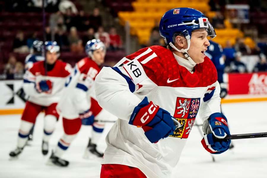 Matěj Kubiesa oslavuje gól do bránky Fínska.