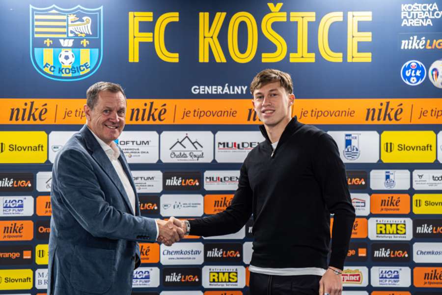 Športový riaditeľ Westley s novým prírastkom Julardžijom.