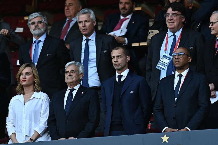 Pedro Rocha, entre la ministra de Educación, Pilar Alegría, y el presidente de la UEFA, Aleksander Ceferin