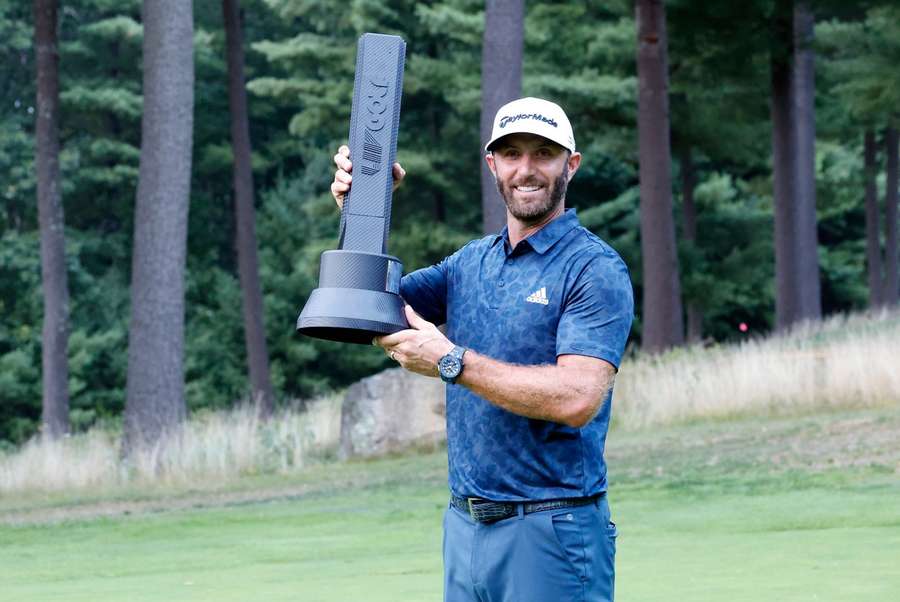 Dustin Johnson si v sérii LIV Golf vydělal za čtyři turnaje takřka čtvrt miliardy korun.