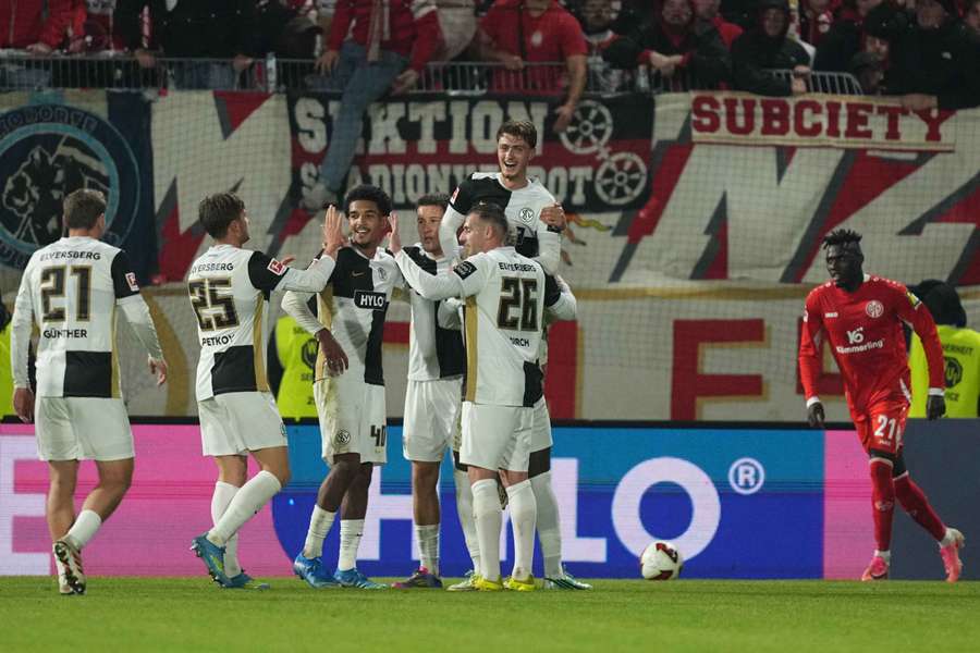 Elversberg lässt Mainz vor dem heimischen Publikum kaum eine Chance Elversberg lässt Mainz vor dem heimischen Publikum kaum eine Chance