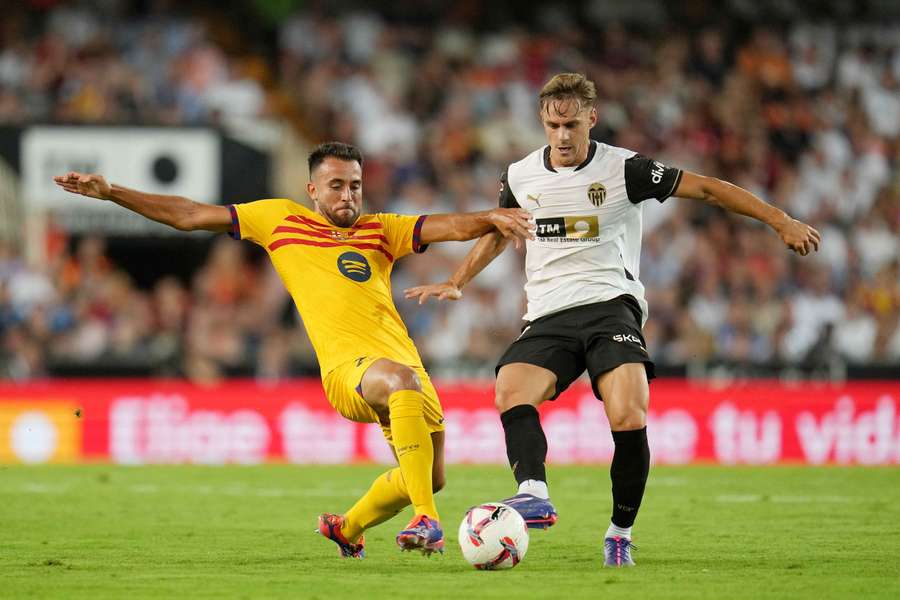 Dani Gómez, durante el partido ante el Barça, disputa un balón con Eric García