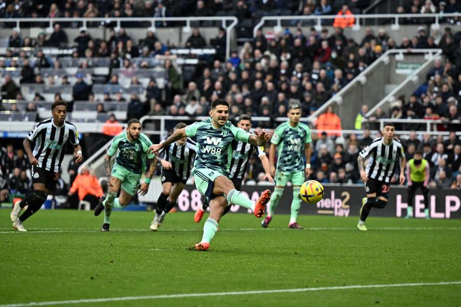 Mitrovic escorregou e acertou a bola com o pé por duas vezes antes de acertar a rede