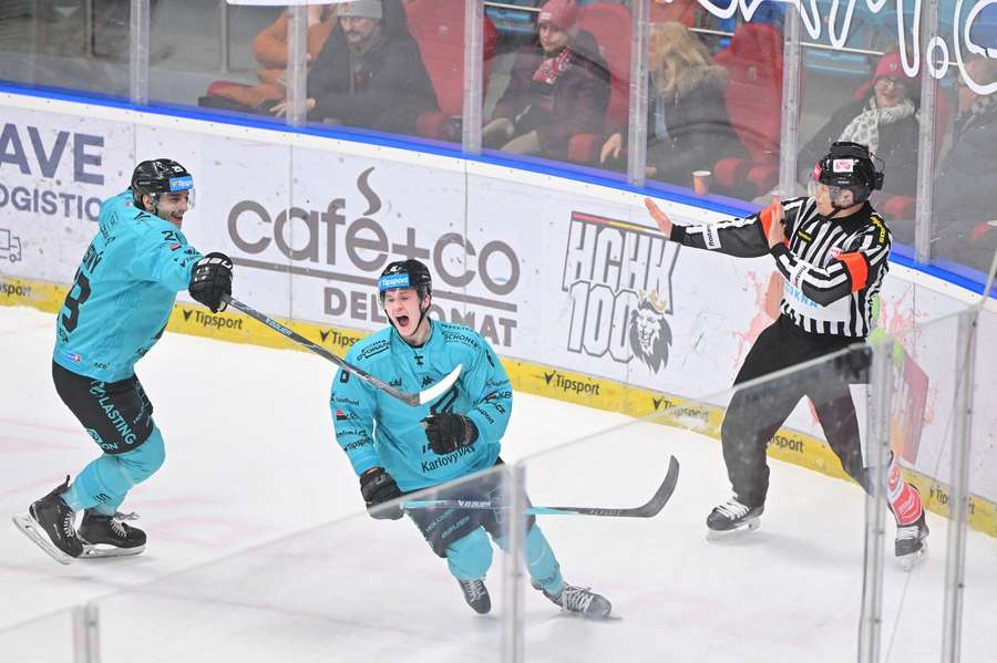 Matteo Kočí slaví vítězný gól na ledě Hradce.