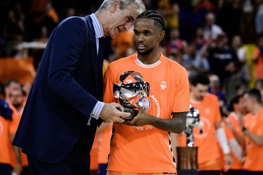 Jean Montero recibe el MVP de las finales de la ACB de manos de Antonio Martín