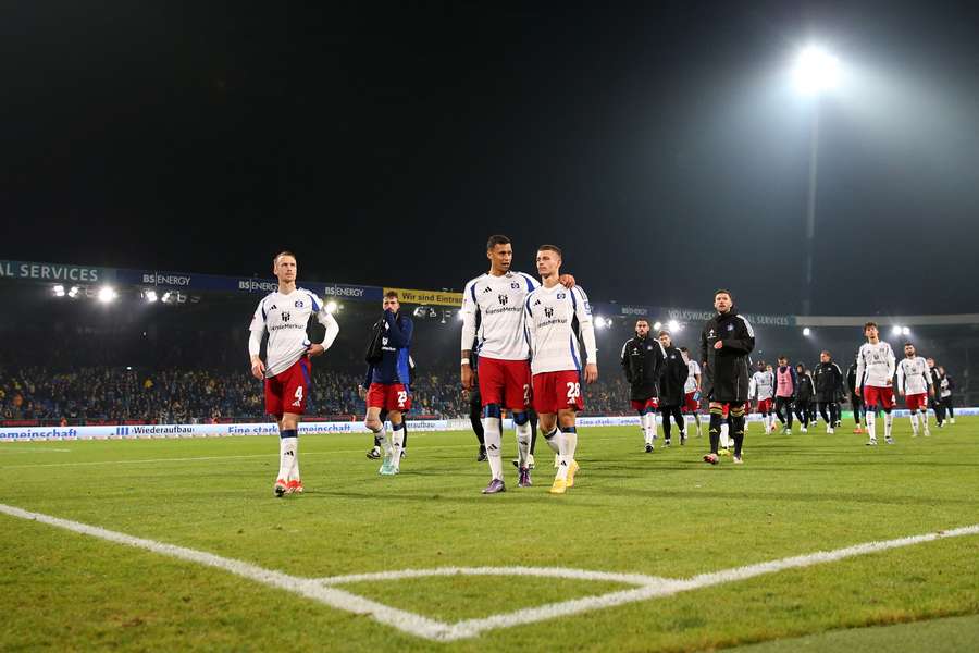 Die HSV-Spieler mussten sich nach der Partie in Braunschweig den aufgebrachten Fans stellen.