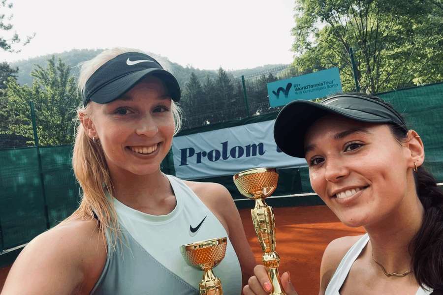 Nina Vargová (vľavo) s trofejou.