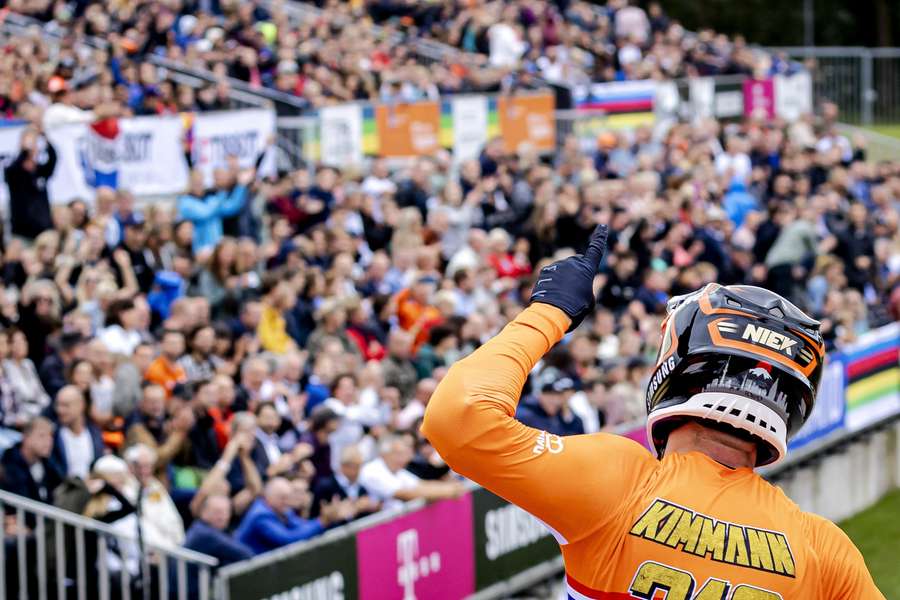  Niek Kimmann viert de winst na de finale tijdens het WK BMX in Papendal op 22 augustus 2021