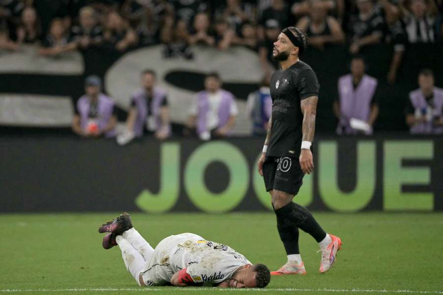 Neymar y Memphis, frente a frente.