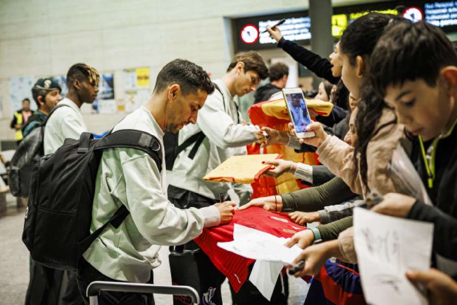 Jesús Navas firma autógrafos a su llegada a Valladolid