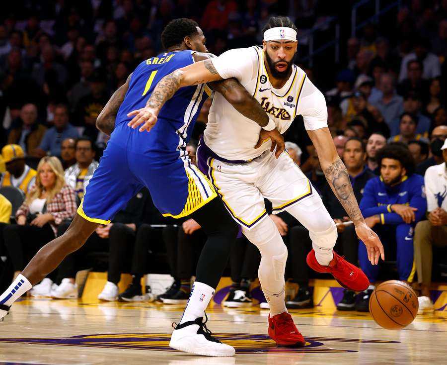 Anthony Davis of the Los Angeles Lakers dribbles around JaMychal Green of the Golden State Warriors