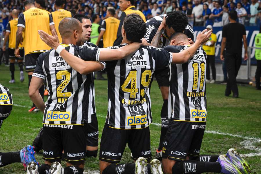 Jogadores do Santos celebram golo marcado por Guilherme