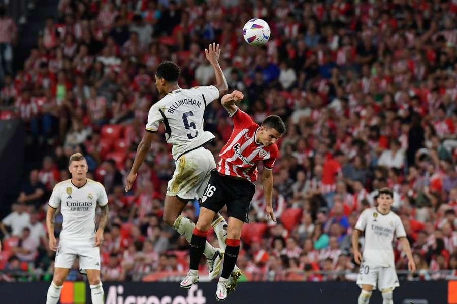 Bellingham și Ruiz de Galarreta se luptă pentru o minge aeriană în prima manșă a meciului Athletic-Real Madrid.