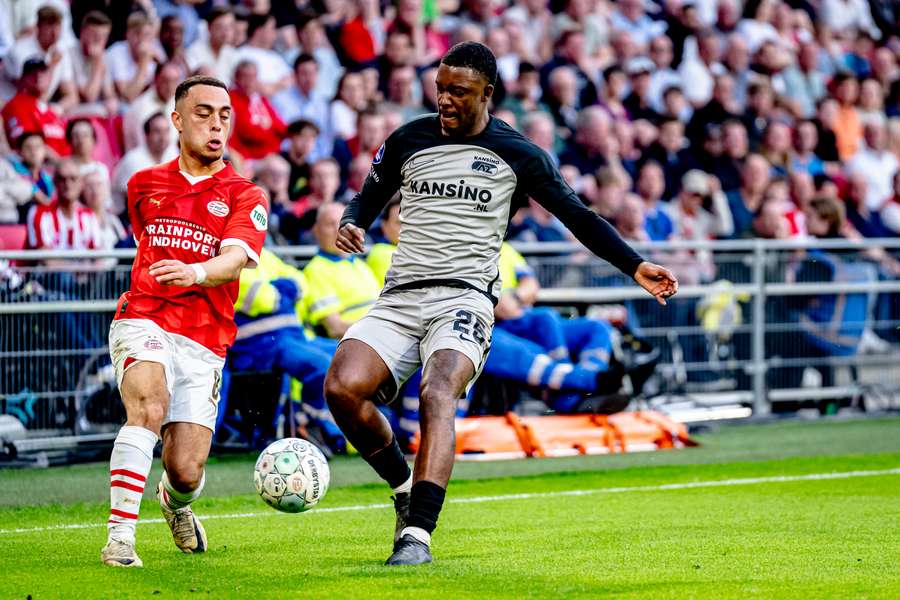 Riechedly Bazoer (R) gaat AZ transfervrij verlaten