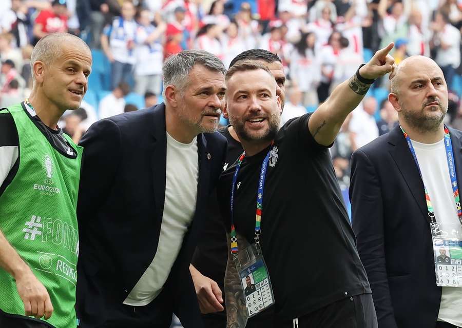 Webb (señalando), junto al seleccionador de Georgia, Willy Sagnol Webb (señalando), junto al seleccionador de Georgia, Willy Sagnol
