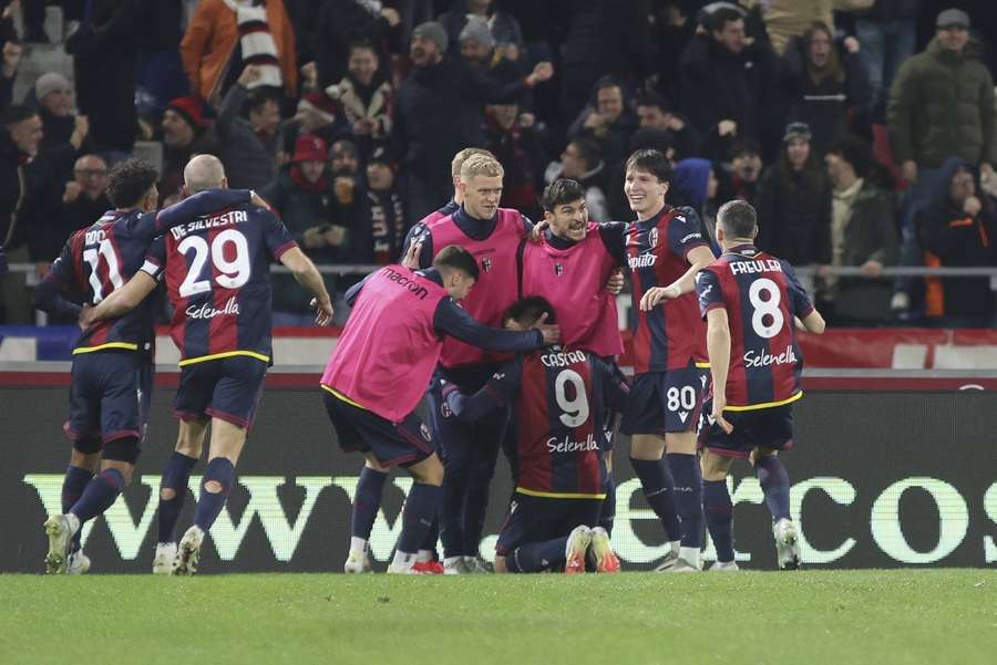 Bologna celebruje gola z Milanem