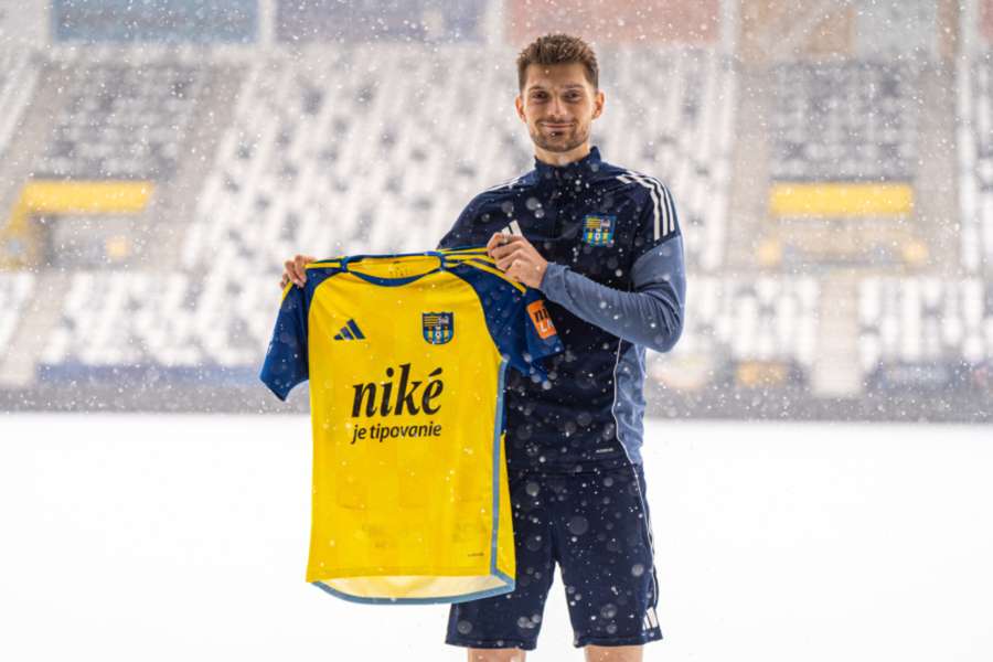 Kóša pózuje s dresom, ktorý si bude minimálne do konca aktuálnej sezóny obliekať. Kóša pózuje s dresom, ktorý si bude minimálne do konca aktuálnej sezóny obliekať.