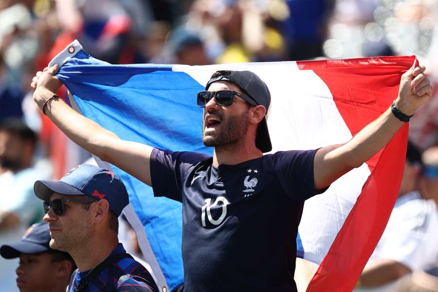 Torcida francesa vaia pausa para hidratação durante vitória sobre Senegal na Copa Torcida francesa vaia pausa para hidratação durante vitória sobre Senegal na Copa