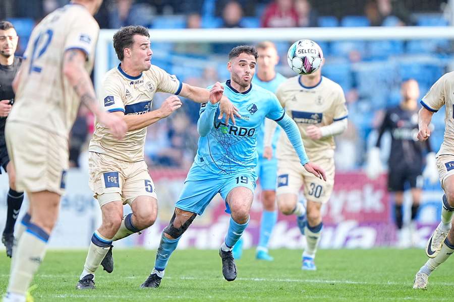 Randers FCs Tammer Bany i kamp med Lyngbys Lucas Lissens under superligakampen mellem Randers FC og Lyngby Boldklub