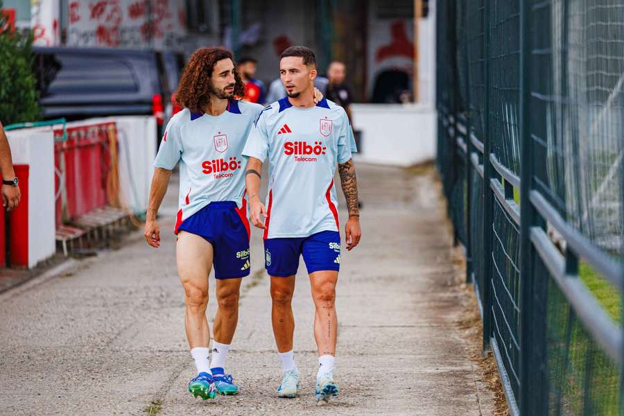 Cucurella, junto a Yeremi Pino