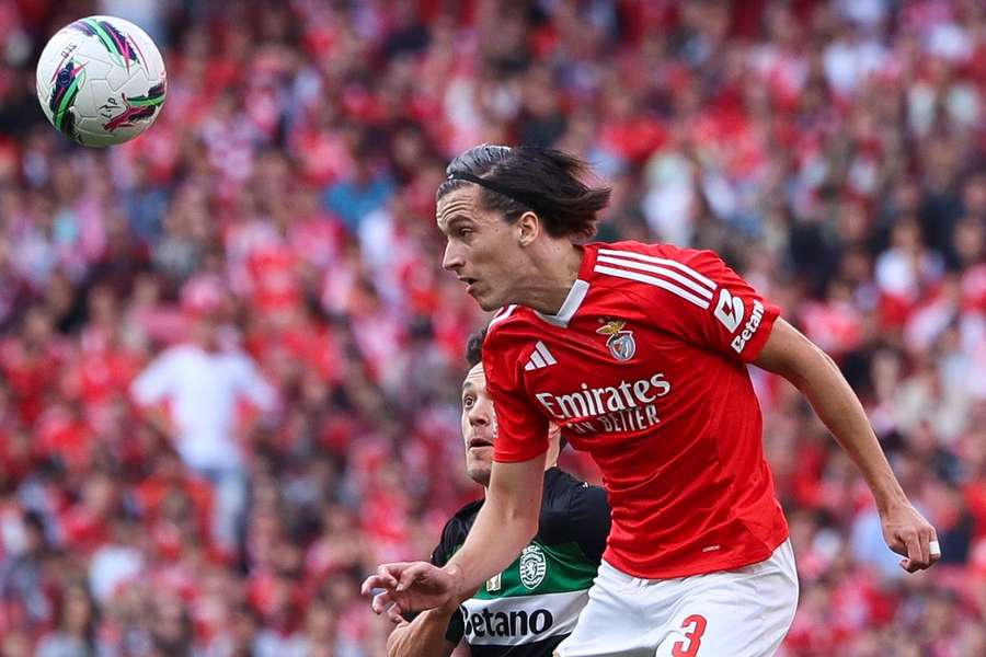 Álvaro Carreras tenta chegar à bola perante presença de Pote