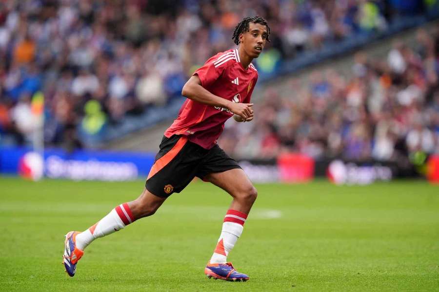 Yoro, en su debut con el Manchester United