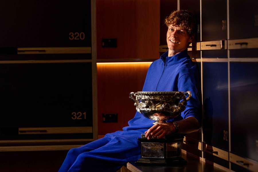 Jannik Sinner con il suo secondo trofeo dell'Australian Open