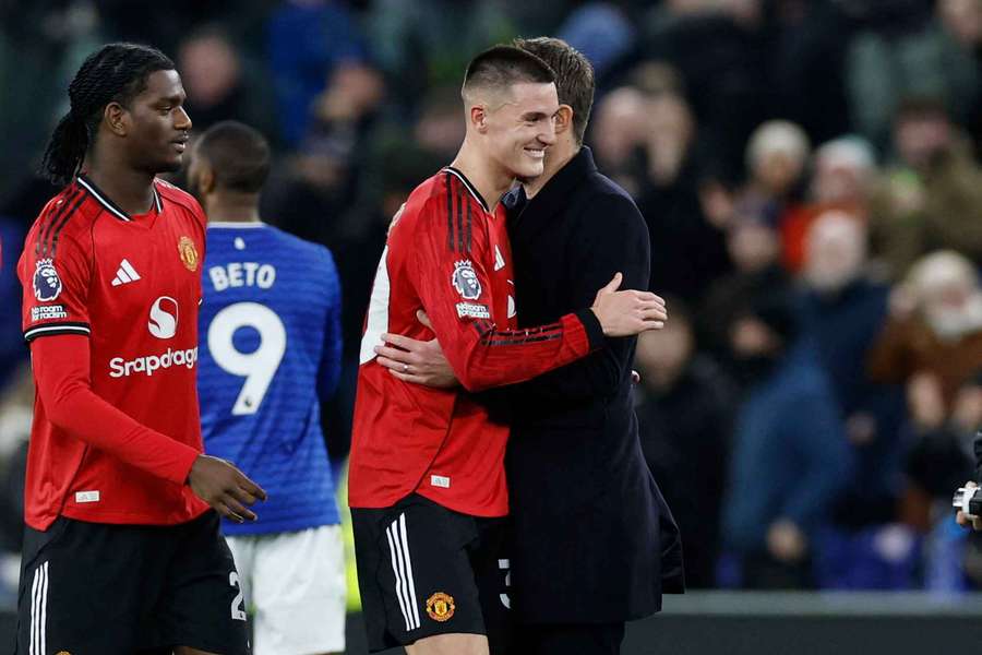 Manchester United's Benjamin Sesko, Ayden Heaven and interim manager Michael Carrick celebrate after the match against Everton Manchester United's Benjamin Sesko, Ayden Heaven and interim manager Michael Carrick celebrate after the match against Everton