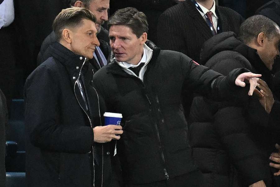 New Crystal Palace manager Oliver Glasner (C) speaks with chairman Steve Parish