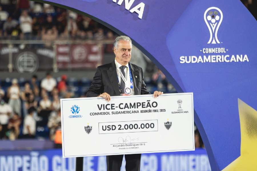 Sérgio Coelho, presidente do Galo, recebe premiação de vice-campeão da Copa Sul-Americana