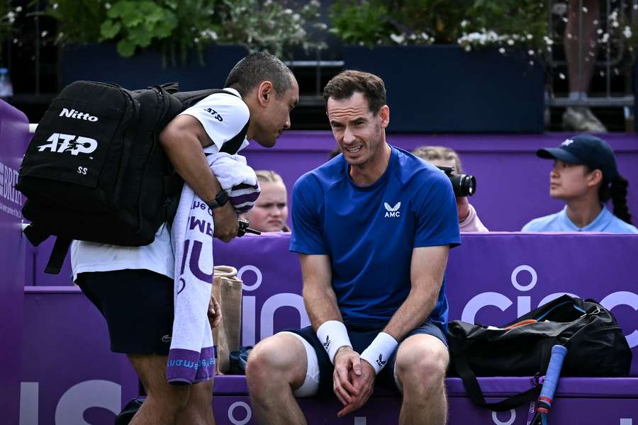 Andy Murray fala com um médico durante o jogo dos oitavos de final de singulares masculinos contra o australiano Jordan Thompson no Cinch ATP tennis Championships, no Queen's Club